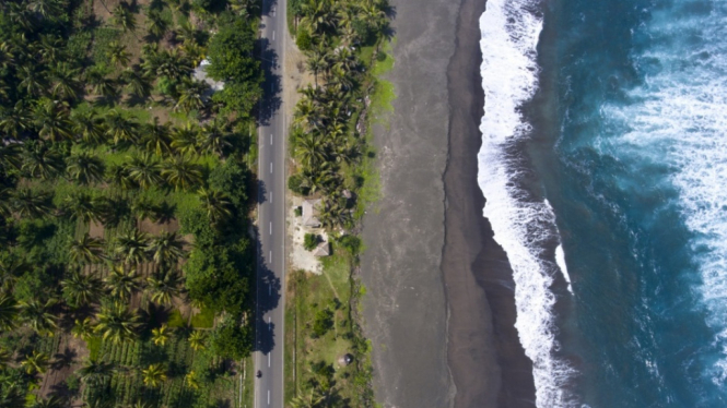 Ilustrasi gelombang tinggi Pantai Selatan