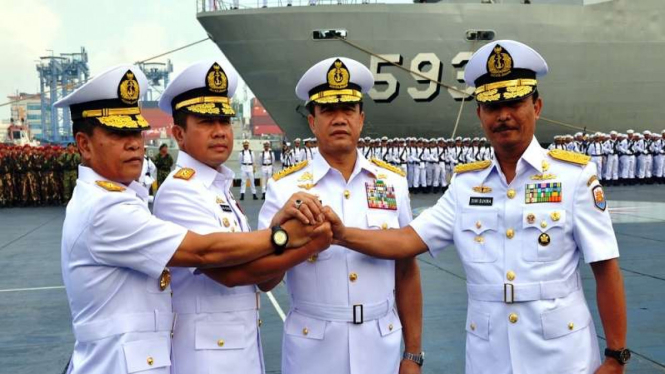 Laksdya Siwi Sukma (paling kanan) saat sertijab Pangarmabar TNI AL