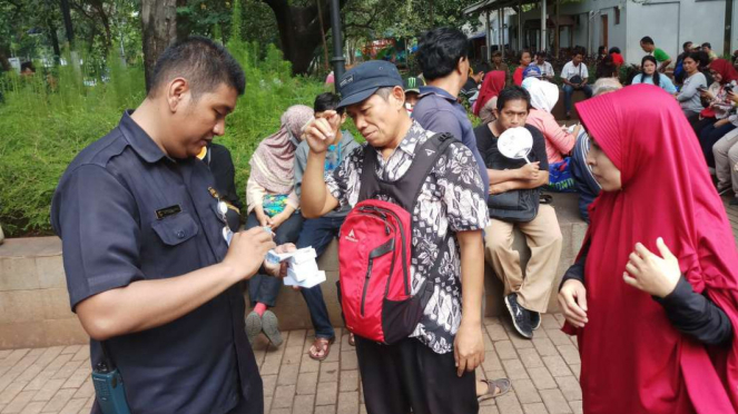 Masyarakat saat mengantre tiket penukaran uang receh di lapangan IRTI, Monas.