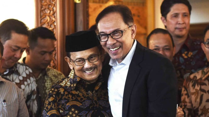 Presiden ketiga RI BJ Habibie (kiri) berpelukan dengan mantan Wakil Perdana Menteri Malaysia Anwar Ibrahim (kanan)