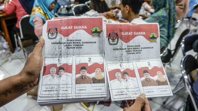 Ilustrasi kertas suara yang rusak saat pelipatan kertas suara Pilkada Jateng