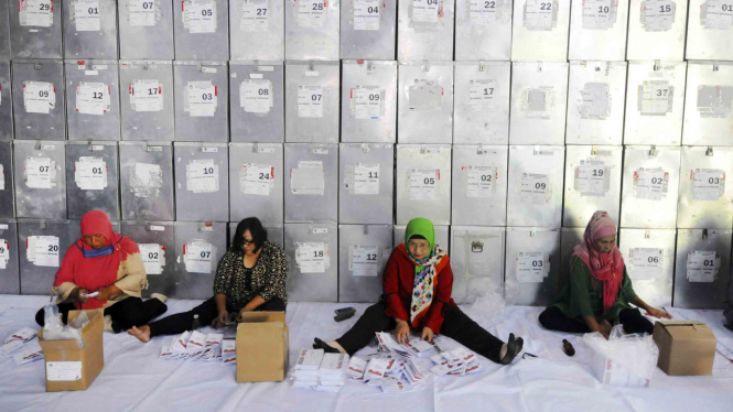 Sejumlah pekerja monyortir dan melipat surat suara Pilkada Jawa Tengah 2018.
