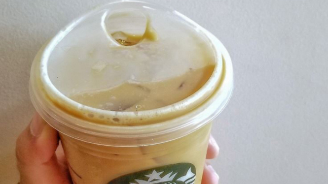 Sippy cup, penutup gelas Starbucks. Konsumen tak butuh menggunakan sedotan.