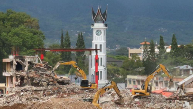 Penampakan Jam gadang di Bukittinggi dan lokasi Pasar Atas.