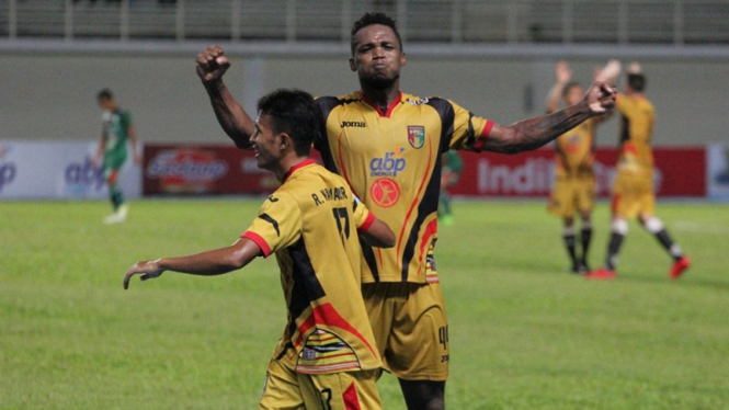 Bek Mitra Kukar, Mauricio Leal merayakan golnya ke gawang PSMS Medan