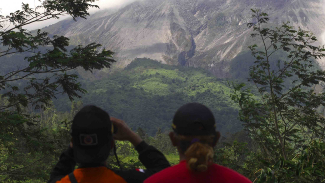 Relawan mengamati aktivitas Gunung Merapi dari Pos Pengamatan Gunung Merapi Babadan