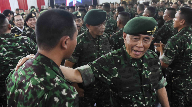 Menteri Pertahanan, Ryamizard Ryacudu (kanan) menyapa perwira Kostrad.