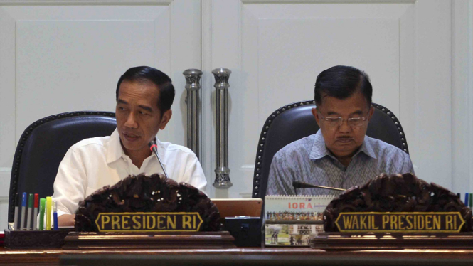 Presiden Joko Widodo (kiri) didampingi Wapres Jusuf Kalla (kanan) memimpin rapat terbatas