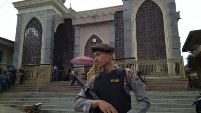 Polisi mengamankan paket diduga bom di masjid. (Foto ilustrasi).