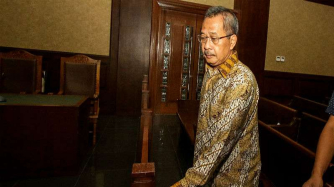 Mantan Ketua Pengadilan Tinggi Manado Sudi Wardono menjalani sidang tuntutan