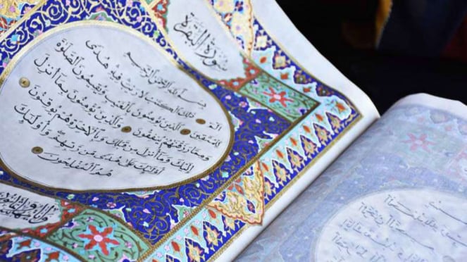 Mushaf Alquran yang ditulis tangan di atas kain sutera oleh seniman Afghanistan