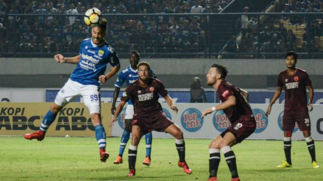 Duel Persib Bandung vs PSM Makassar.