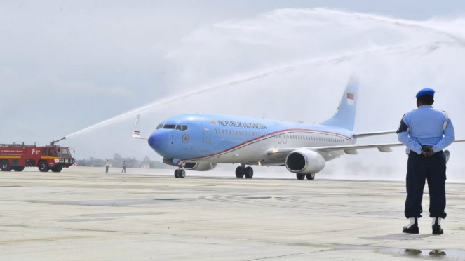 Pesawat Kepresidenan mendarat perdana di Bandara Kertajati, Majalengka