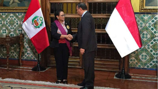 Menlu Retno Marsudi menerima penghargaan dari Peru