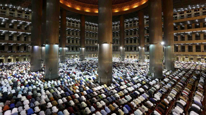 Sorot ghirah - Umat muslim melaksanakan salat tarawih pertama di Masjid Istiqlal, Jakarta