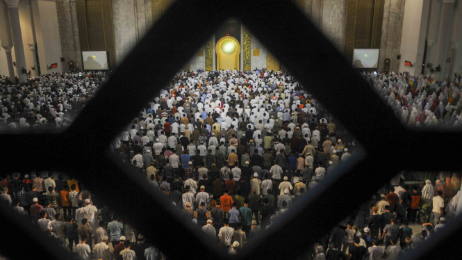 Sorot ghirah - Umat muslim melaksanakan salat di Masjid Al-Akbar, Surabaya