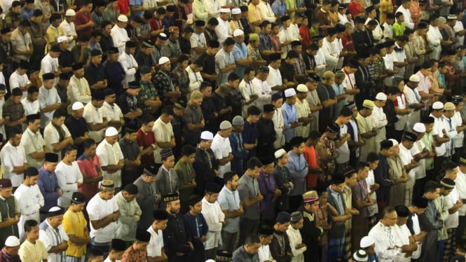 Umat muslim melaksanakan salat tarawih  