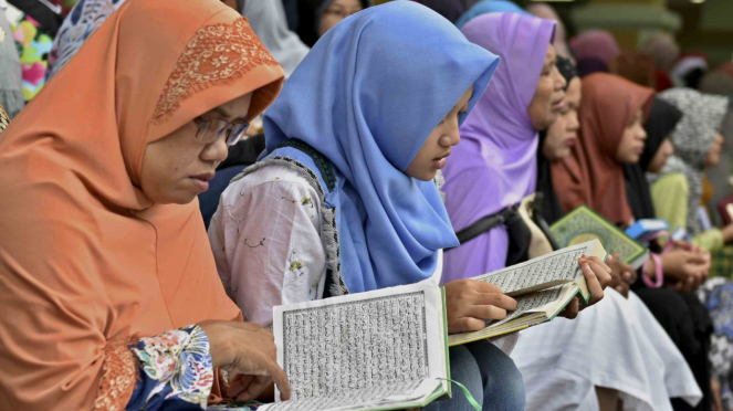 Sorot ghirah - Umat muslim wanita membaca Alquran di Masjid Agung Kauman Semarang, Jawa Tengah