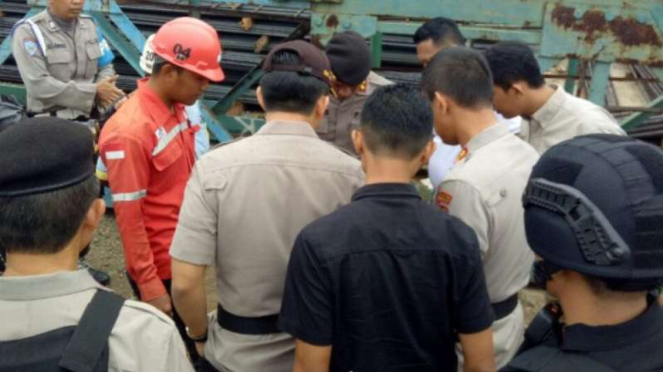 Petugas memeriksa lokasi dentuman drum di seberang PN Jaksel.