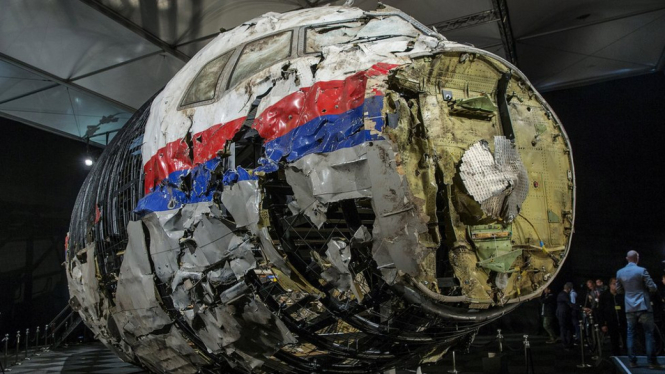 Tim penyelidik menggabungkan serpihan pesawat untuk mengetahui penyebab jatuhnya pesawat MH17. - Reuters