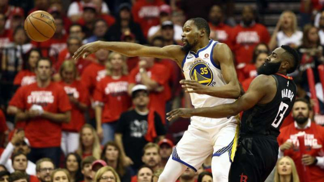 Pertandingan NBA antara Golden State Warriors melawan Houston Rockets