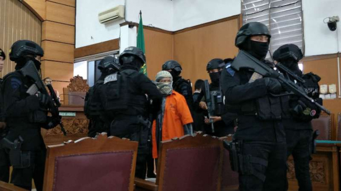 Penjagaan polisi di sidang pengadilan terdakwa teroris Aman Abdurrahman.