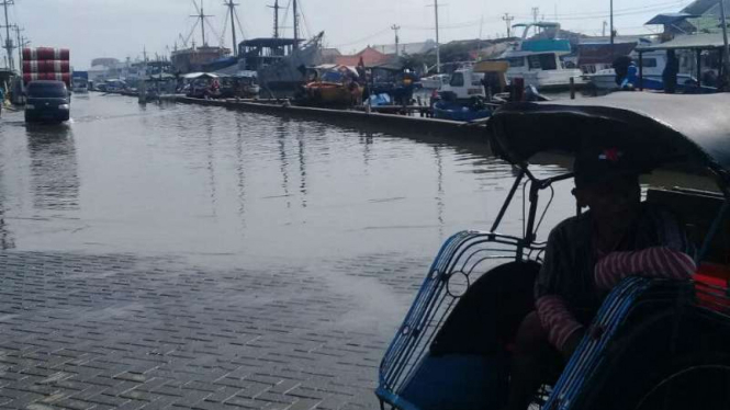 Banjir rob di jalan Pelabuhan Tanjung Emas Semarang, Jawa Tengah.
