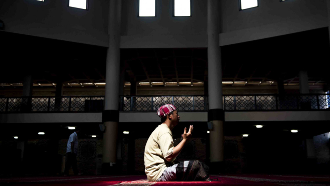 Umat muslim berdoa.