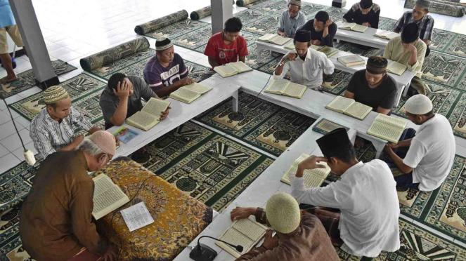 Sorot ghirah - Umat muslim membaca (tadarus) Al Quran