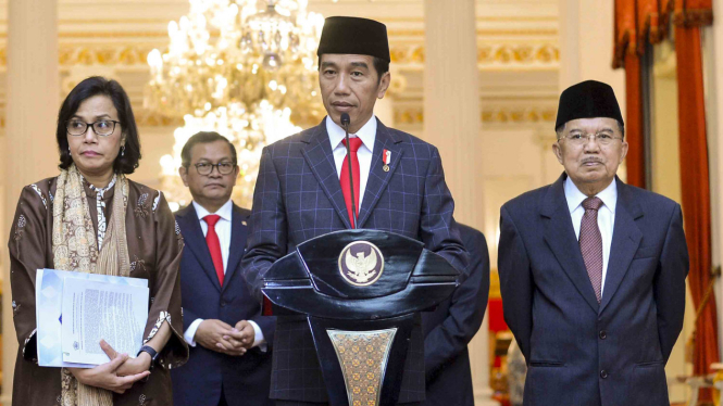 Presiden Joko Widodo (kedua kanan) didampingi Wakil Presiden Jusuf Kalla (kanan)