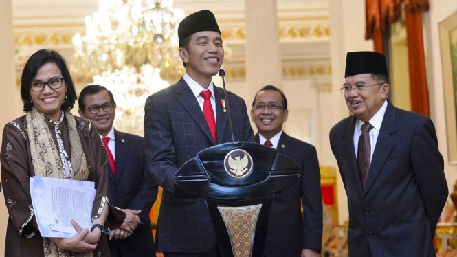 Presiden Joko Widodo (ketiga kanan) didampingi Wakil Presiden Jusuf Kalla (kanan)