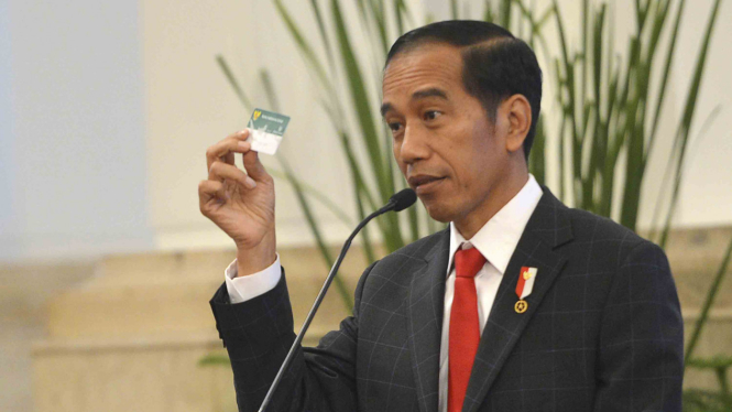 Presiden Joko Widodo menunjukkan Kartu Indonesia Sehat (KIS)