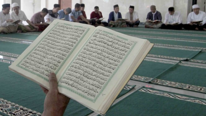 Sorot ghirah - Umat muslim melakukan ibadah ramadan dengan membaca Alquran
