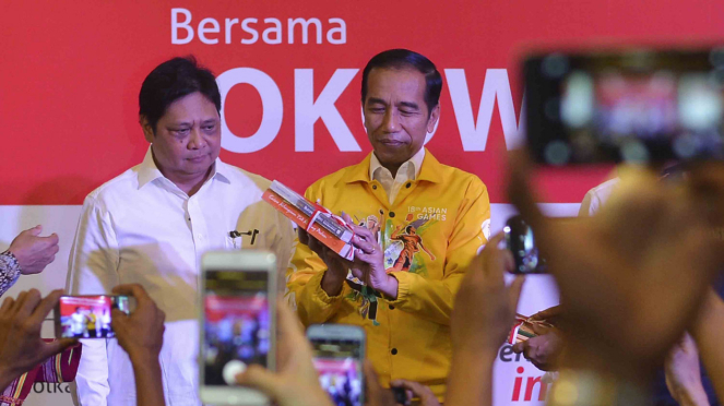 Presiden Joko Widodo (kanan) didampingi Ketua Umum Partai Golkar Airlangga Hartarto (kiri)