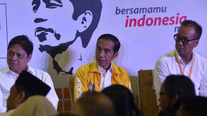 Presiden Joko Widodo (tengah) didampingi Ketua Umum Partai Golkar Airlangga Hartarto (kiri) 