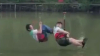 Kegemukan, Anak Ini Terjebak saat Bermain Flying Fox