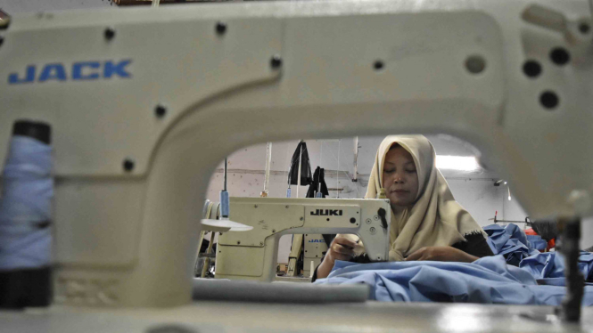 Buruh memproduksi pakaian jadi di salah satu pabrik garmen di Bergas, Kabupaten Semarang, Jawa Tengah