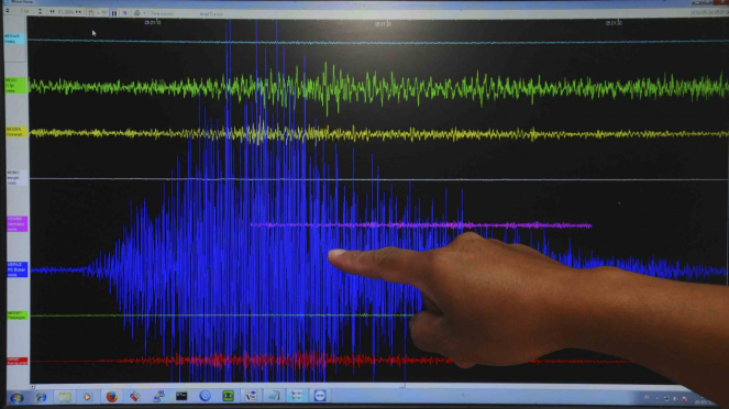Petugas Pos Pengamatan Gunung Merapi menunjukkan grafik seismograf letusan freatik Gunung Merapi