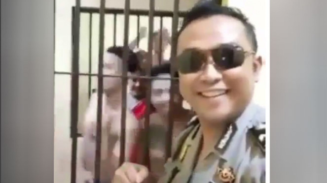 Polisi main Tik Tok bersama tahanan.