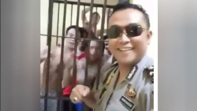 Polisi main Tik Tok bersama tahanan.