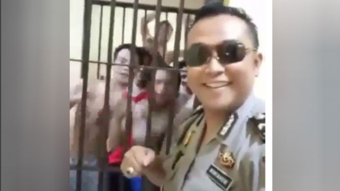 Polisi main Tik Tok bersama tahanan.