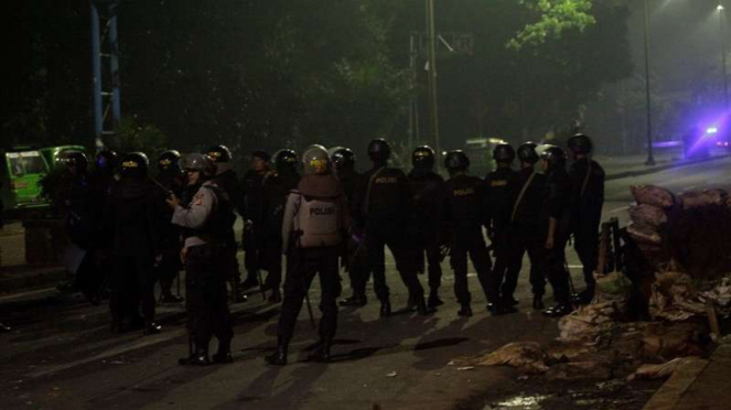 Polisi berjaga-jaga di Jalan Pemda, Cibinong, Jawa Barat.
