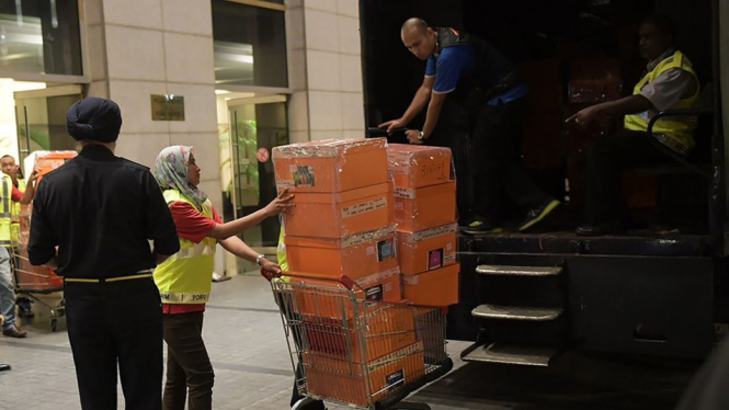 Puluhan kotak dan tas disita dari rumah atau apartemen milik Najib di Kuala Lumpur. Tas ini antara lain berisi uang kontan, jam tangan, dan perhiasan. - AFP