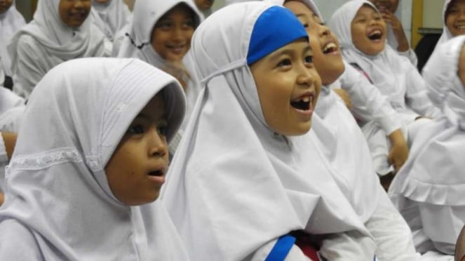 Eda dan Intania Bakrie bukber bareng 100 anak yatim.