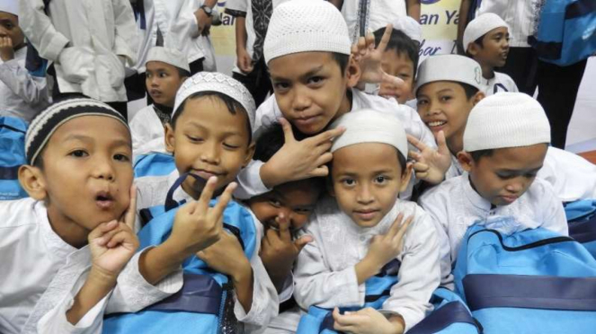 Eda dan Intania Bakrie bukber bareng 100 anak yatim.