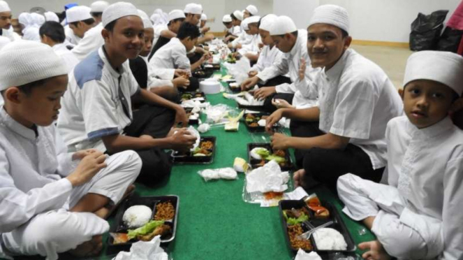 Eda dan Intania Bakrie bukber bareng 100 anak yatim.