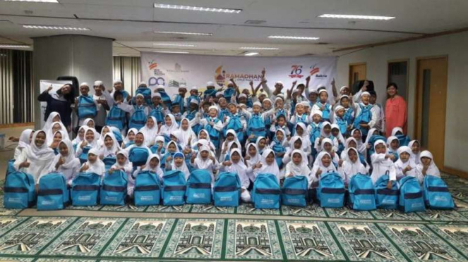 Eda dan Intania Bakrie bukber bareng 100 anak yatim.