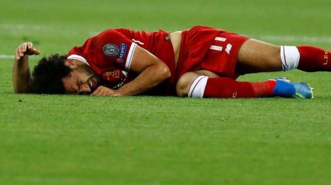 Mohamed Salah terkapar saat final Liga Champions.