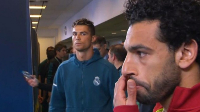 Cristiano Ronaldo menatap tajam ke arah Mohamed Salah