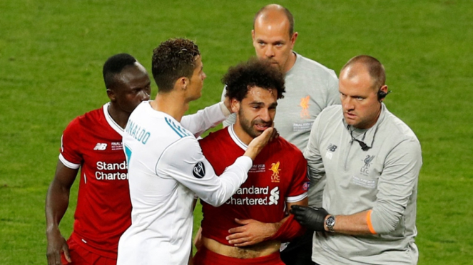 Cristiano Ronaldo menghibur Mohamed Salah yang menangis karena cedera